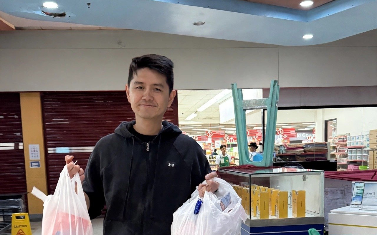 Vince carrying delivery bags during a pickup run